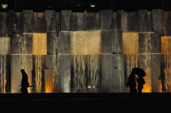 Fonte iluminada na Yerba Buena square, em San Francisco, na Califórnia, nos Estados Unidos